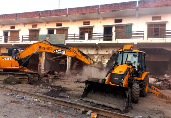 संभल में अवैध मदरसे पर प्रशासन की बुलडोजर कार्रवाई